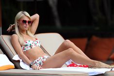 Секси Пэрис Хилтон в бикини возле бассейна в Сан-Паулу фото #18