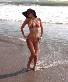 Пэрис Хилтон в бикини на берегу в Бали фото #1
