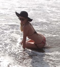 Пэрис Хилтон в бикини на берегу в Бали фото #5