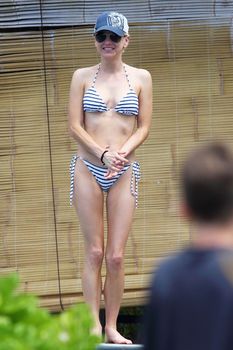 Стройная красотка Анна Фэрис в бикини на Гавайях фото #3