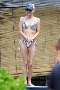 Стройная красотка Анна Фэрис в бикини на Гавайях фото #4