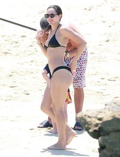 Секси Кэтрин МакФи в черном бикини на пляже Кабо-Сан-Лукас фото #7