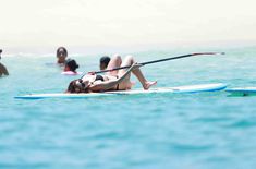 Секси Кэтрин МакФи в черном бикини на пляже Кабо-Сан-Лукас фото #27