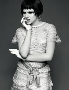 Хлои Морец без лифчика в журнале Vogue фото #1