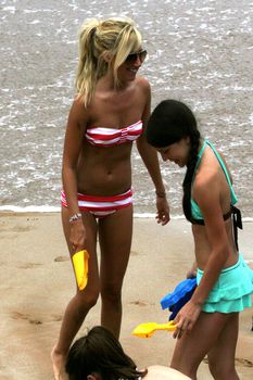 Эшли Тисдейл празднует день рождения на пляже Майами фото #7