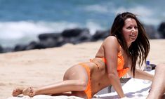 Секси Эшли Тисдейл в оранжевом бикини на Гавайях фото #6