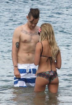 Эшли Тисдейл в обтянутых трусиках на пляже Майами фото #2