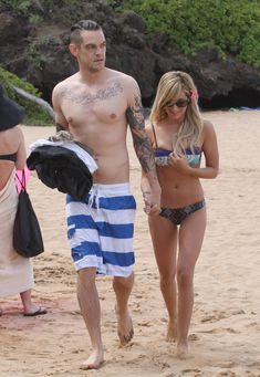 Эшли Тисдейл в обтянутых трусиках на пляже Майами фото #3