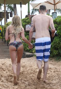Эшли Тисдейл в обтянутых трусиках на пляже Майами фото #7