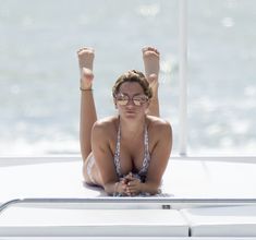 Аппетитная Эшли Тисдейл в бикини на яхте в Майами фото #14