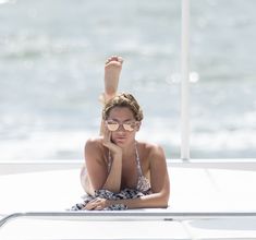 Аппетитная Эшли Тисдейл в бикини на яхте в Майами фото #15