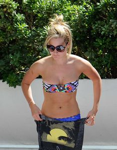 Соблазнительная Эшли Тисдейл загорает в бикини в Майами фото #3