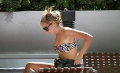 Соблазнительная Эшли Тисдейл загорает в бикини в Майами фото #11