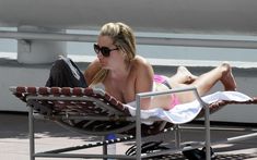 Соблазнительная Эшли Тисдейл загорает в бикини в Майами фото #25