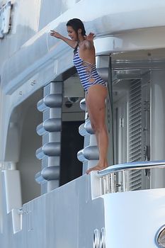 Секси Нина Добрев отдхает на яхте в Сан-Тропе фото #7