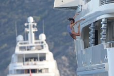 Секси Нина Добрев отдхает на яхте в Сан-Тропе фото #8