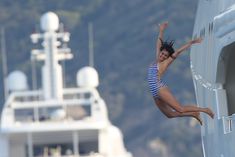 Секси Нина Добрев отдхает на яхте в Сан-Тропе фото #10