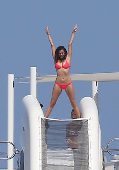Красотка Нина Добрев развлекается на яхте в Сан-Тропе фото #6