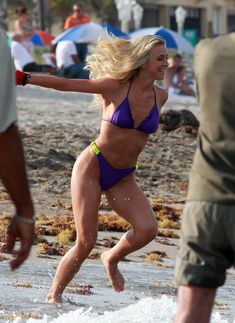 Секси Джулианна Хаф в бикини на съемках в Майами фото #2
