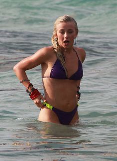 Секси Джулианна Хаф в бикини на съемках в Майами фото #23