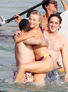 Секси Джулианна Хаф в бикини на съемках в Майами фото #28