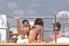 Николь Шерзингер в черном бикини на яхте фото #2
