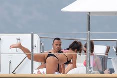 Николь Шерзингер в черном бикини на яхте фото #3
