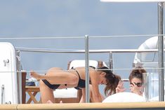 Николь Шерзингер в черном бикини на яхте фото #5