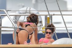 Николь Шерзингер в черном бикини на яхте фото #9