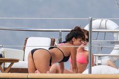 Николь Шерзингер в черном бикини на яхте фото #11