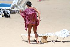 Соблазнительная Николь Шерзингер загорает на пляже в Гонолулу фото #2