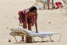 Соблазнительная Николь Шерзингер загорает на пляже в Гонолулу фото #6