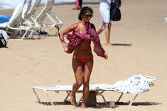 Соблазнительная Николь Шерзингер загорает на пляже в Гонолулу фото #11