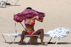 Соблазнительная Николь Шерзингер загорает на пляже в Гонолулу фото #12