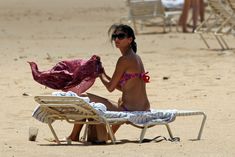 Соблазнительная Николь Шерзингер загорает на пляже в Гонолулу фото #13