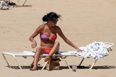 Соблазнительная Николь Шерзингер загорает на пляже в Гонолулу фото #14