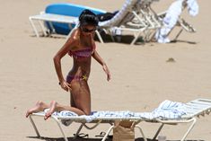 Соблазнительная Николь Шерзингер загорает на пляже в Гонолулу фото #16