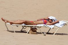 Соблазнительная Николь Шерзингер загорает на пляже в Гонолулу фото #18