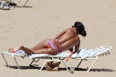 Соблазнительная Николь Шерзингер загорает на пляже в Гонолулу фото #20