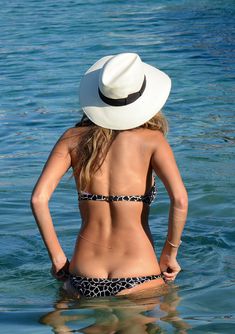 Голый сосок Николь Шерзингер на пляже в Миконосе фото #13