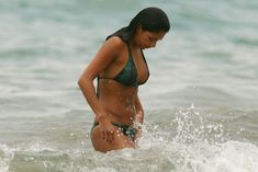 Сексуальная Николь Шерзингер на пляже в Гавайях фото #23