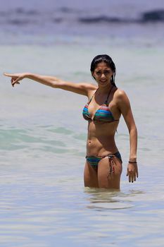 Секси Николь Шерзингер в бикини на пляже в Гавайях фото #6