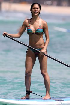 Секси Николь Шерзингер в бикини на пляже в Гавайях фото #17