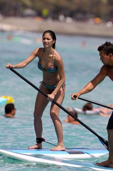 Секси Николь Шерзингер в бикини на пляже в Гавайях фото #20