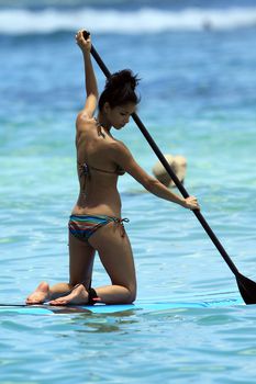 Секси Николь Шерзингер в бикини на пляже в Гавайях фото #21