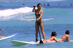 Секси Николь Шерзингер в бикини на пляже в Гавайях фото #22