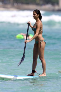Секси Николь Шерзингер в бикини на пляже в Гавайях фото #23