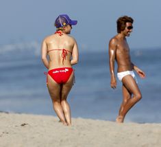 Хайден Панеттьери в красном бикини на пляже Малибу фото #5