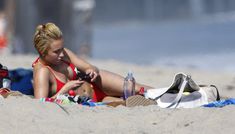 Хайден Панеттьери в красном бикини на пляже Малибу фото #35