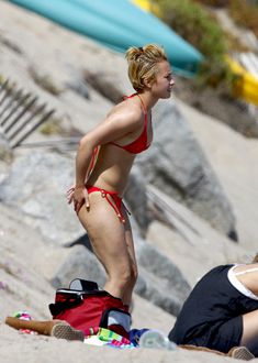 Хайден Панеттьери в красном бикини на пляже Малибу фото #39